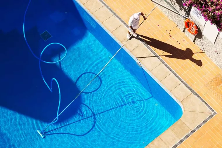 Entretien de piscine de maison en location courte durée, Bordeaux, La Tey Conciergerie